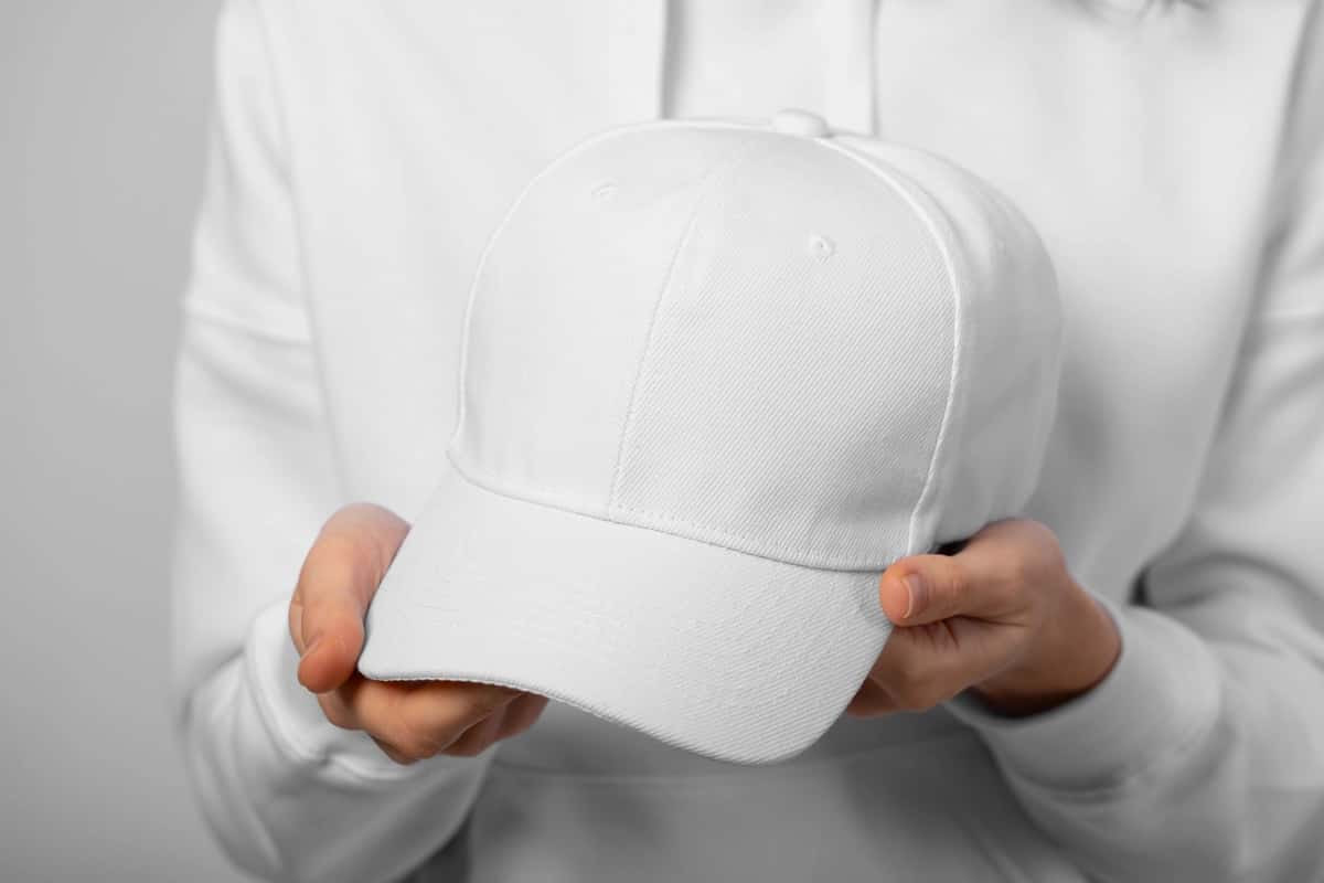 Futbolka qalpoqli maket kiygan ayol | Woman wearing tshirt cap mockup 1