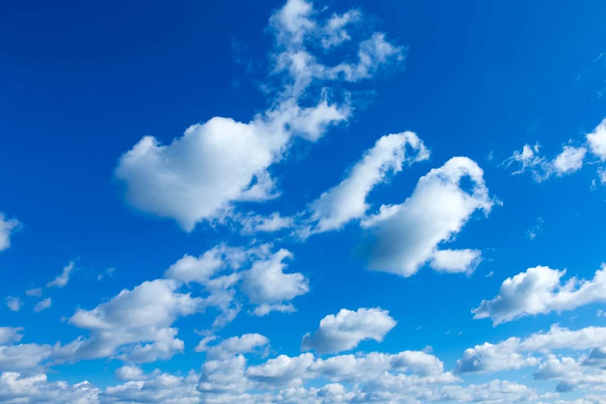 Kichik bulutlar bilan moviy osmon | Blue sky with tiny clouds 1