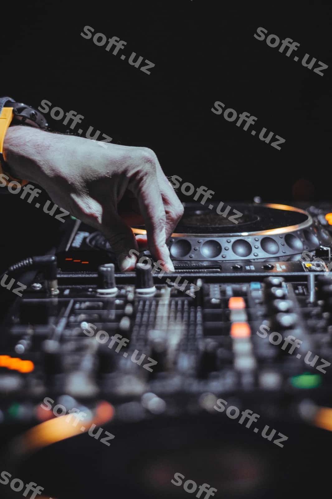 Kesilgan qo'l audio mikserni boshqaruvchi | Cropped hand operating sound mixer 1