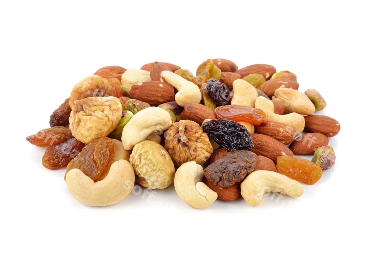 Ajraltirilgan oq guruh bodomlar | Group nuts isolated white 1