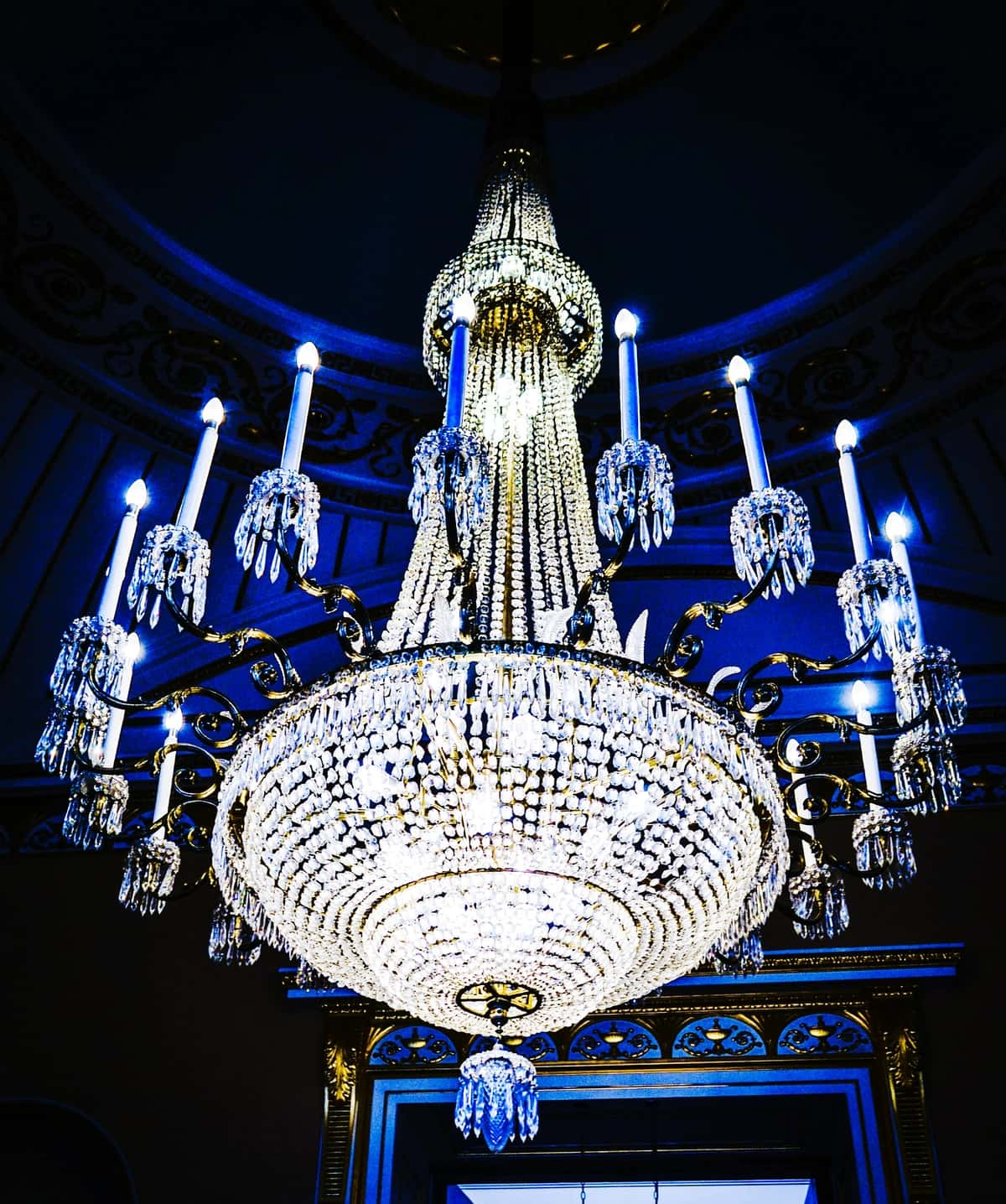 Past burchakli qandil | Low angle view chandelier 1