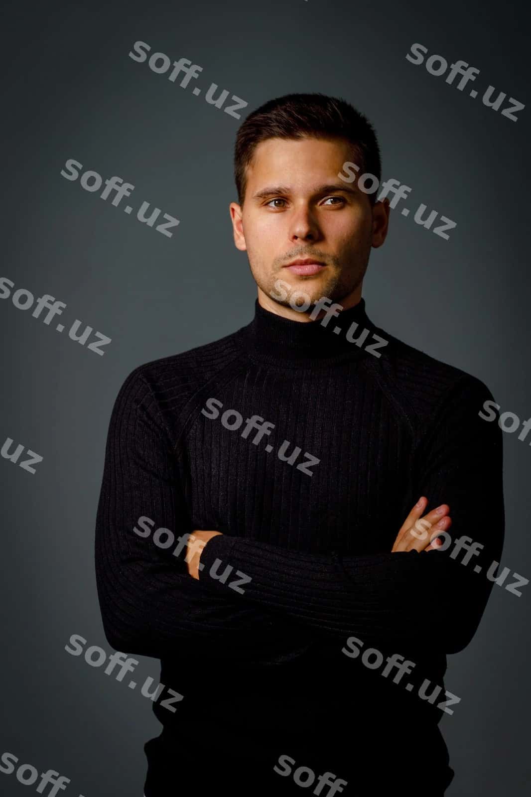 Portret chiroylik erkak o'nga qaramayotgan | Portrait handsome man looking away 1