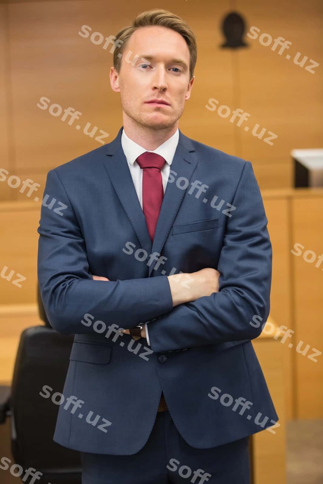 Jiddiy advokat kamera qaraydi | Serious lawyer looking camera 1