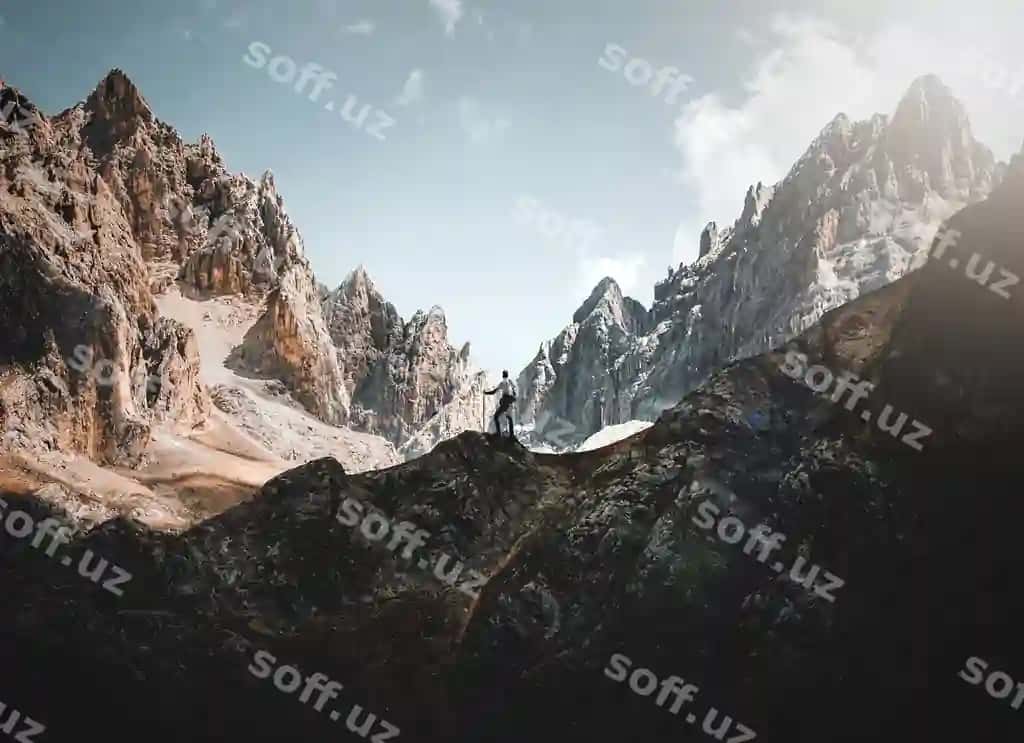 Orqali ko'rinish erkak turgan qor bag'iratgi tog' osmon orqali | Rear view man standing snowcapped mountain against sky