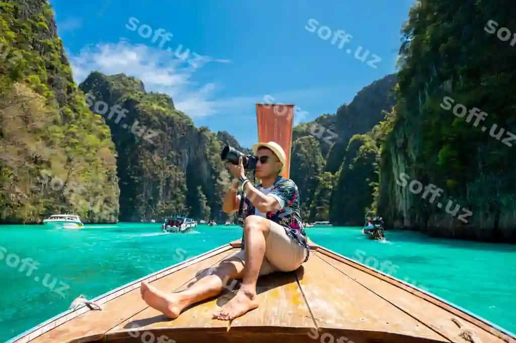 Erkak turist rasmga olishmoqda qarqar uzun devorli qayiq tropik orol Koh Lipe dengiz | Male tourist taking pictures prow long tail boat tropical island koh lipe sea