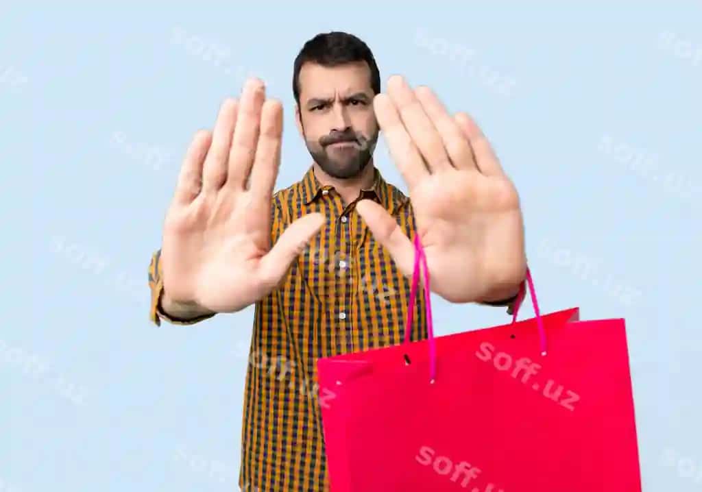 Erkak xarid sumkalari bilan to'xtatish gesturasini amalga oshirayotgan, fikr sifatidan hech qanday fikrga kinsoq. | Man with shopping bags making stop gesture disappointed with opinion