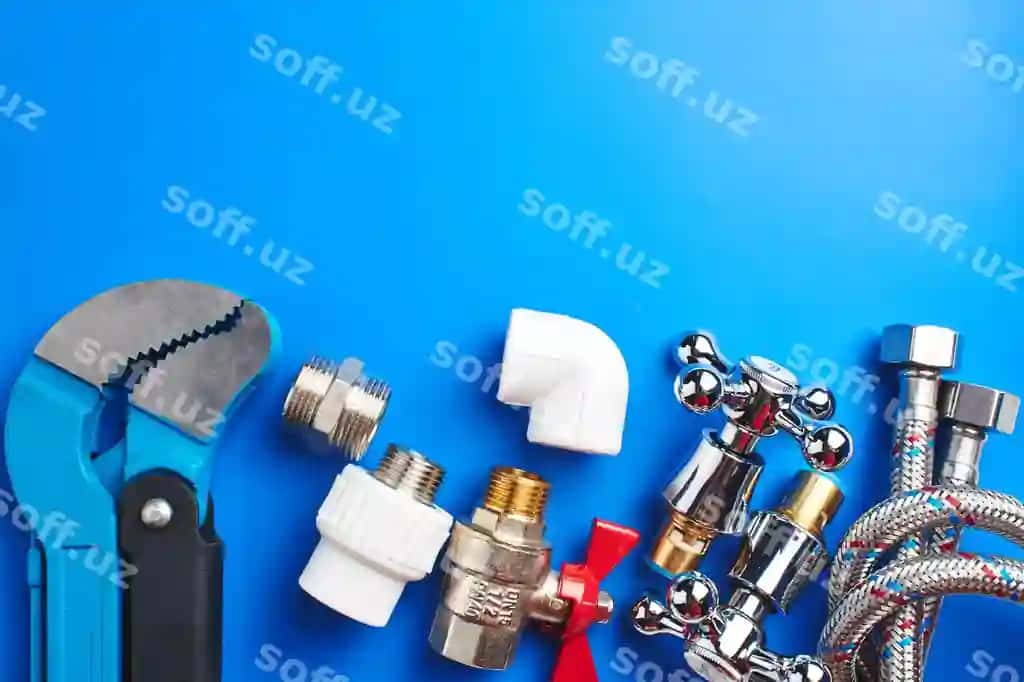 Tutqichlar asboblari ko'k orqa fonda nushxa joyi bilan | Plumbing tools equipment blue background with copy space