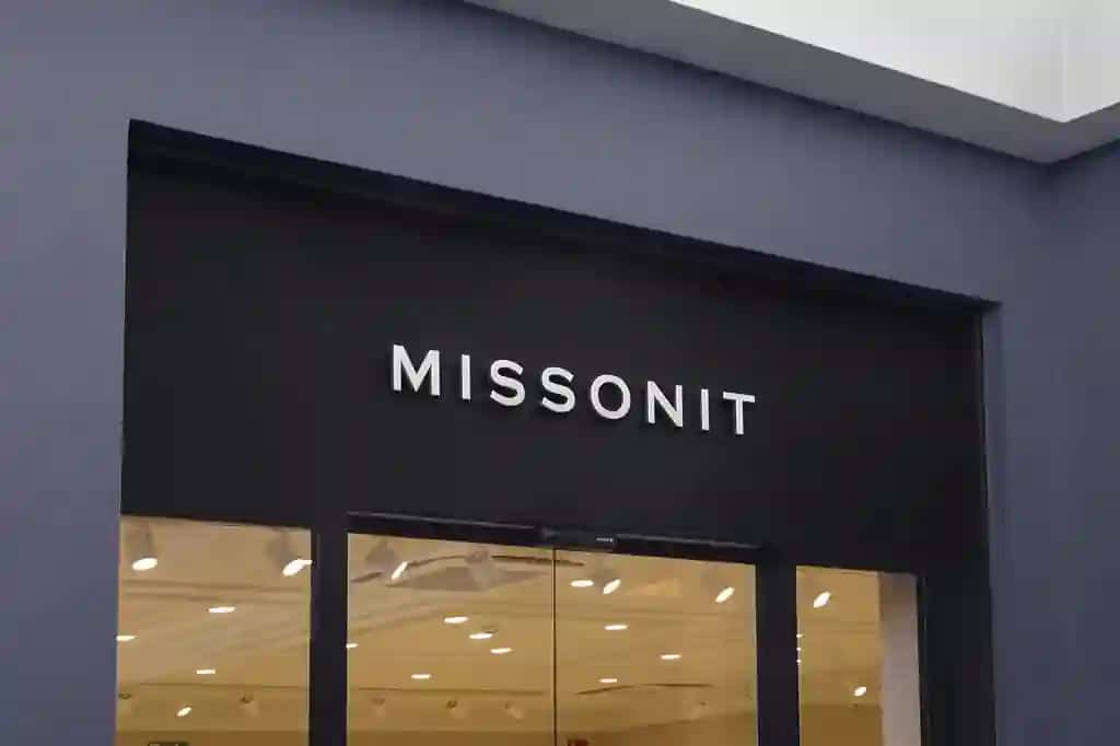 3D logotipi maketi zamonaviy fasad belgisi | 3d logo mockup modern facade sign