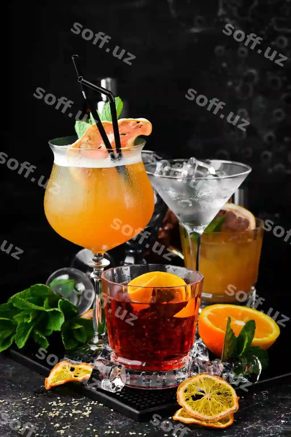 Komplekt rangli alkogolli kokteylar qora to'siq foni menyu paneli alkogol | Set colored alcoholic cocktails black stone background menu bar alcohol