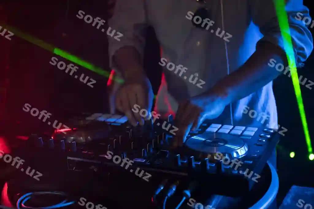 O'rtangi gövda erkak diskotekadagi audio mikserni boshqaruvchi | Midsection man operating sound mixer nightclub