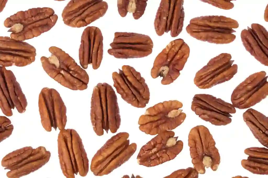 Pekan yong'oqlari oq fonda ajratilgan | Pecan nuts isolated white background 2