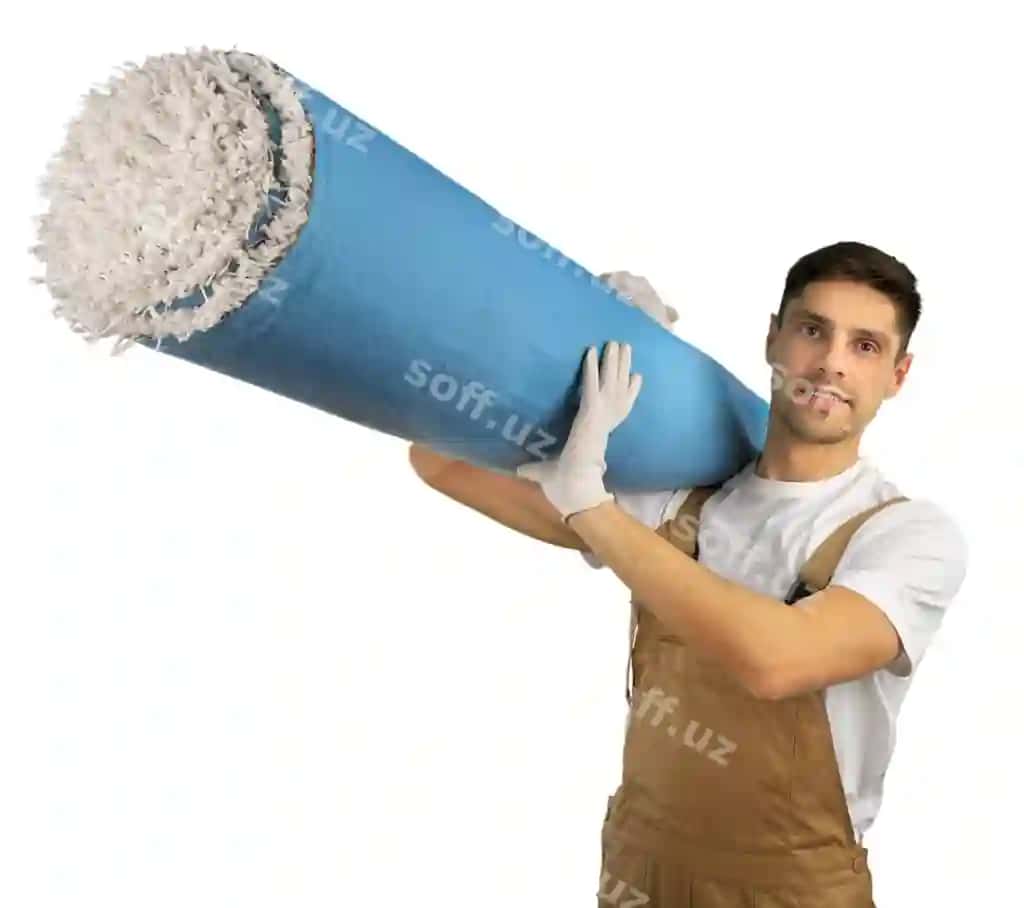 Yosh erkak gʻalaba tutgan ajraltirilgan oq fonda | Young man holding carpet isolated white background