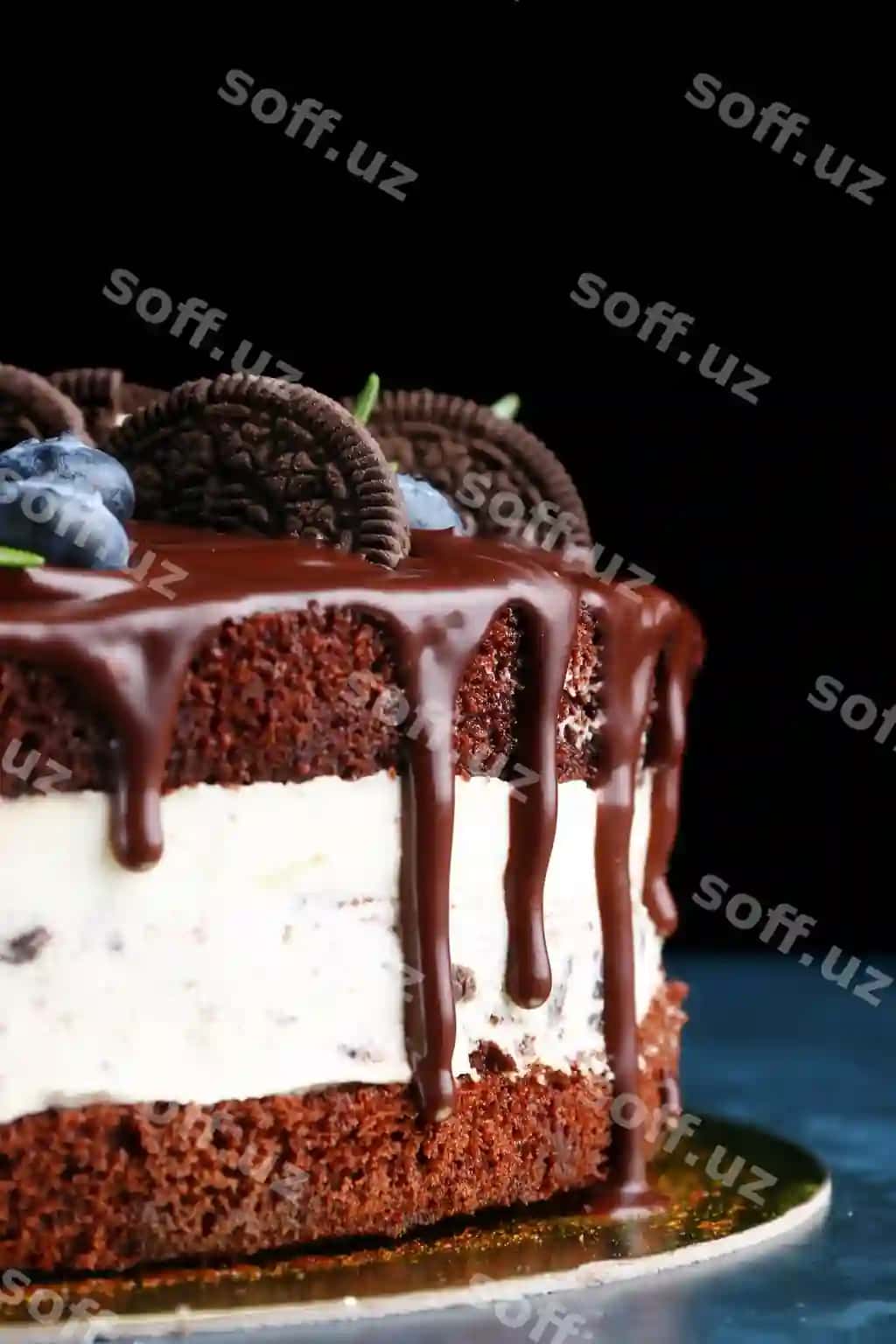 Shokoladli damchiq tort, biskvit tort yaqin ko'rinish, qrem-siyrqurdi bilan shokolad va yangi meva | Chocolate drip cake closeup biscuit cake with cream cheese chocolate with fresh berries