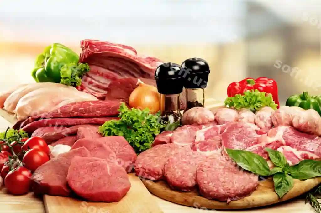 Taze guruch et orqa fonda sayaralar bilan | Fresh raw meat background with vegetables
