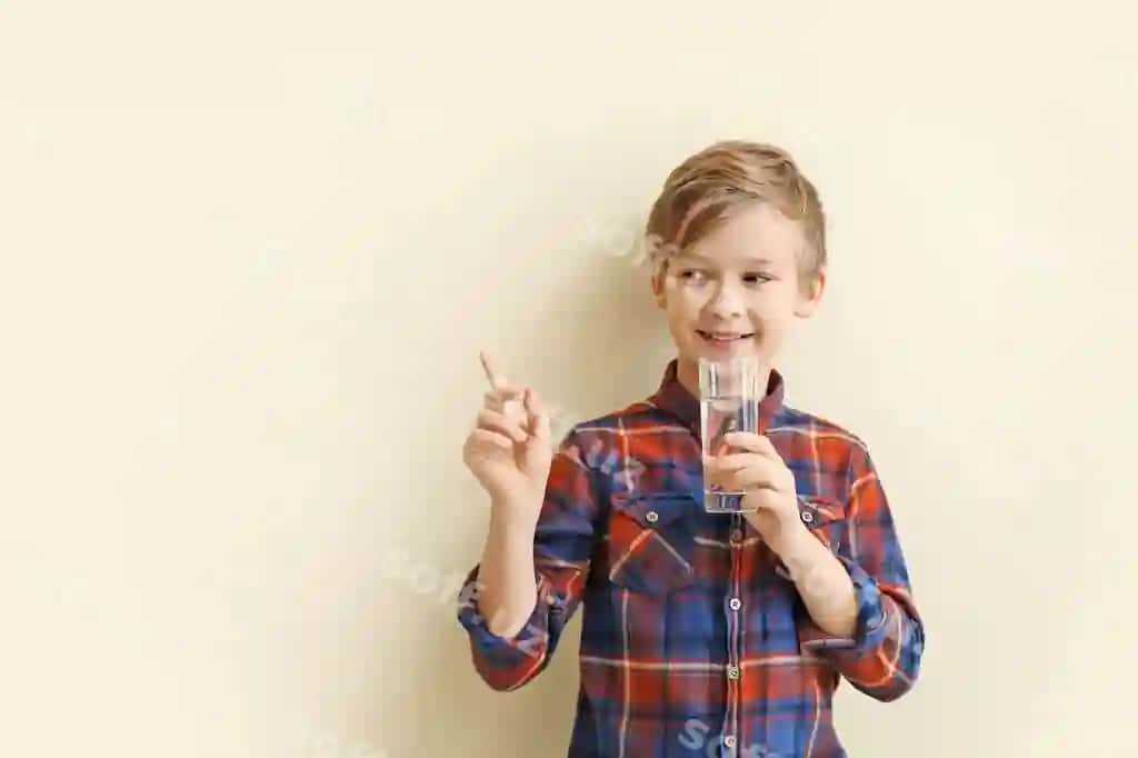 Chiroyli kichik bola stakan suvarang bilan | Cute little boy with glass water color