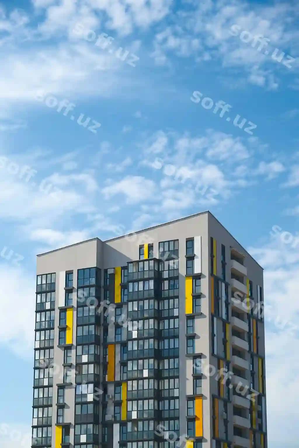 Zamonaviy yashilish binosi yorqin ko'k asman oson | Modern residential building against bright blue sky