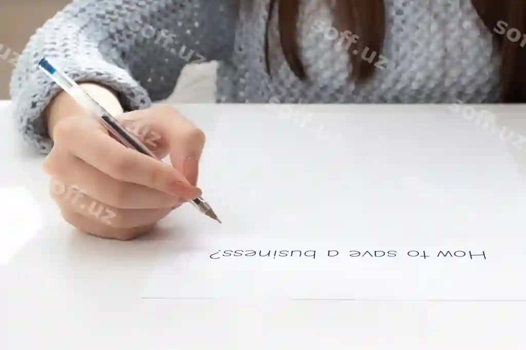 Moliyaviy binoat ishsizlik ayollar qo'llari yozish varaq qog'oz biznesni qanday saqlash | Financial collapse unemployment female hands write sheet paper how save business