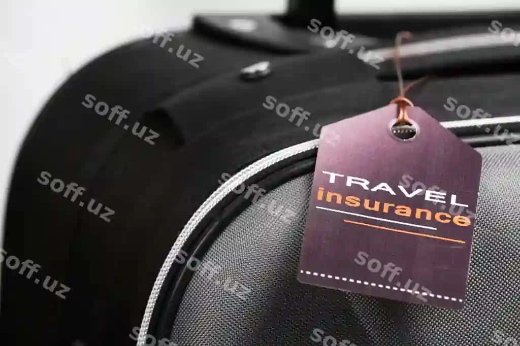 Sayohat sug'urta etiketkali bagaj yaxlit rasm | Suitcase with travel insurance label closeup