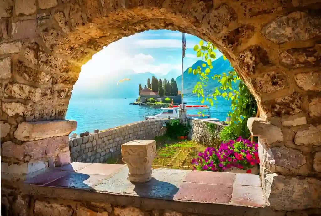Ark orqali orolni ko'ring | View island through arch