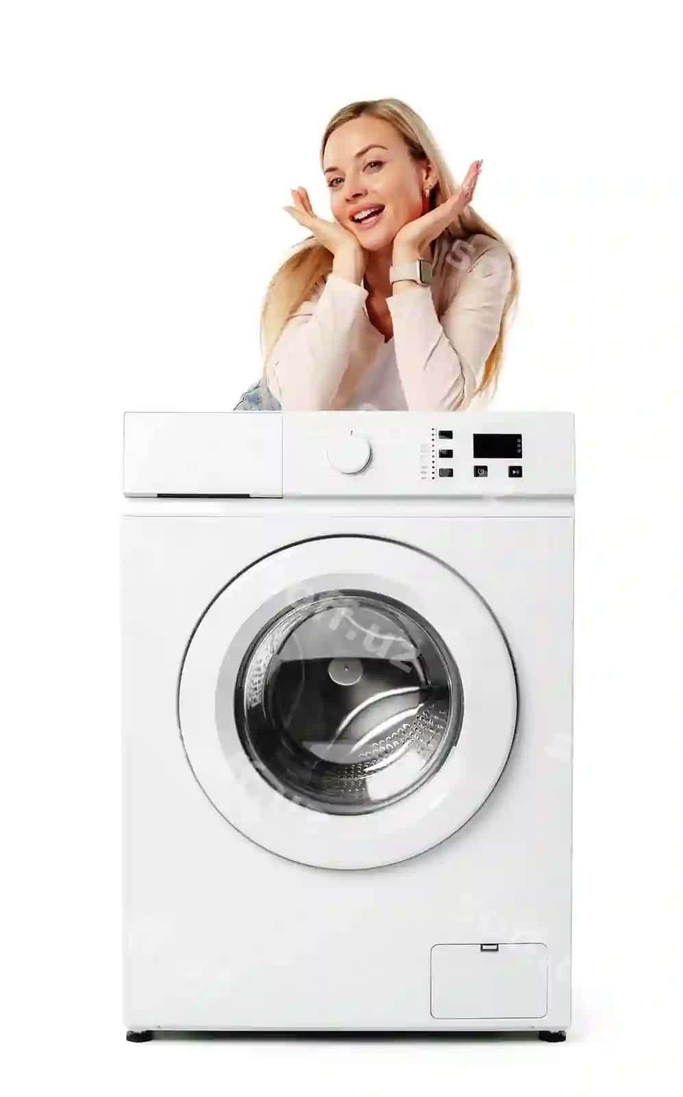 Yosh ayol oq changyutgich bilan studiyada posa qilayotgan | Young woman posing with white washing machine studio