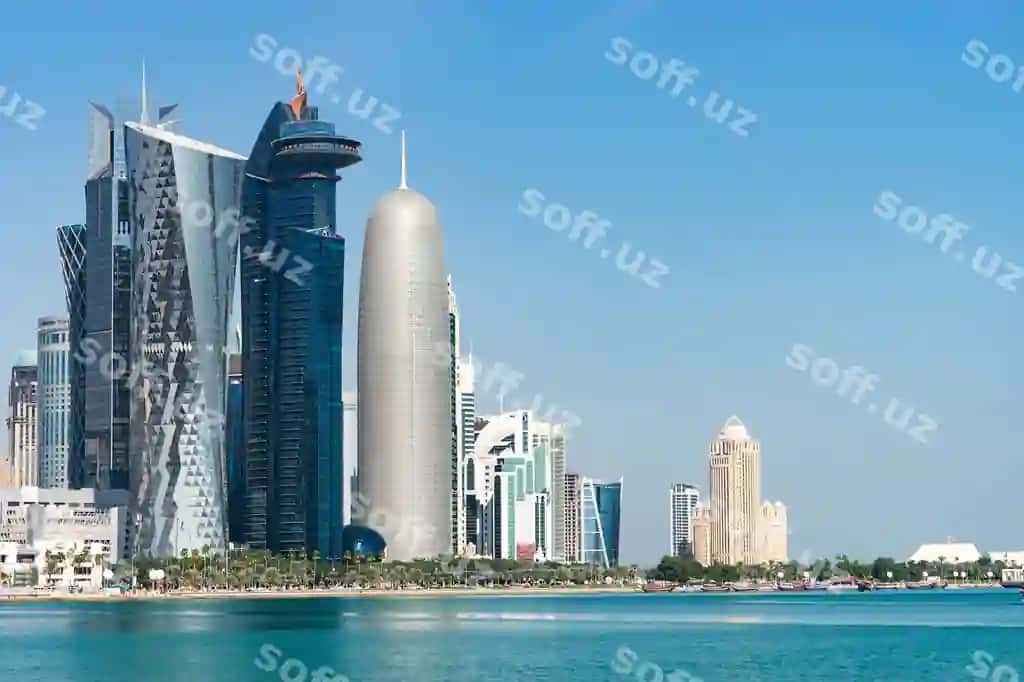Doha, Qatar shahar markazining gorshinelar bilan, dengenin boshka tomonidan ko'rinishi | View city center with skyscrapers from other side sea doha qatar