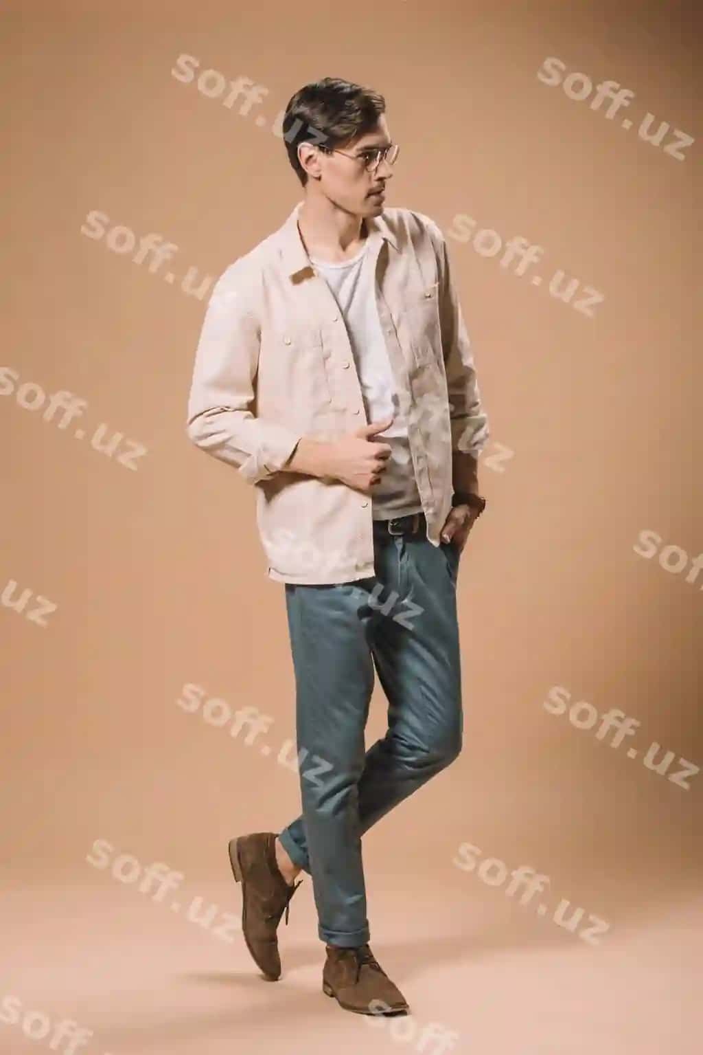 Ishonchlı erkak ko'z qo'yni tik qo'llari qo'shiqqa olingan holda bej orqa fonda | Confident man glasses standing with hand pocket beige background
