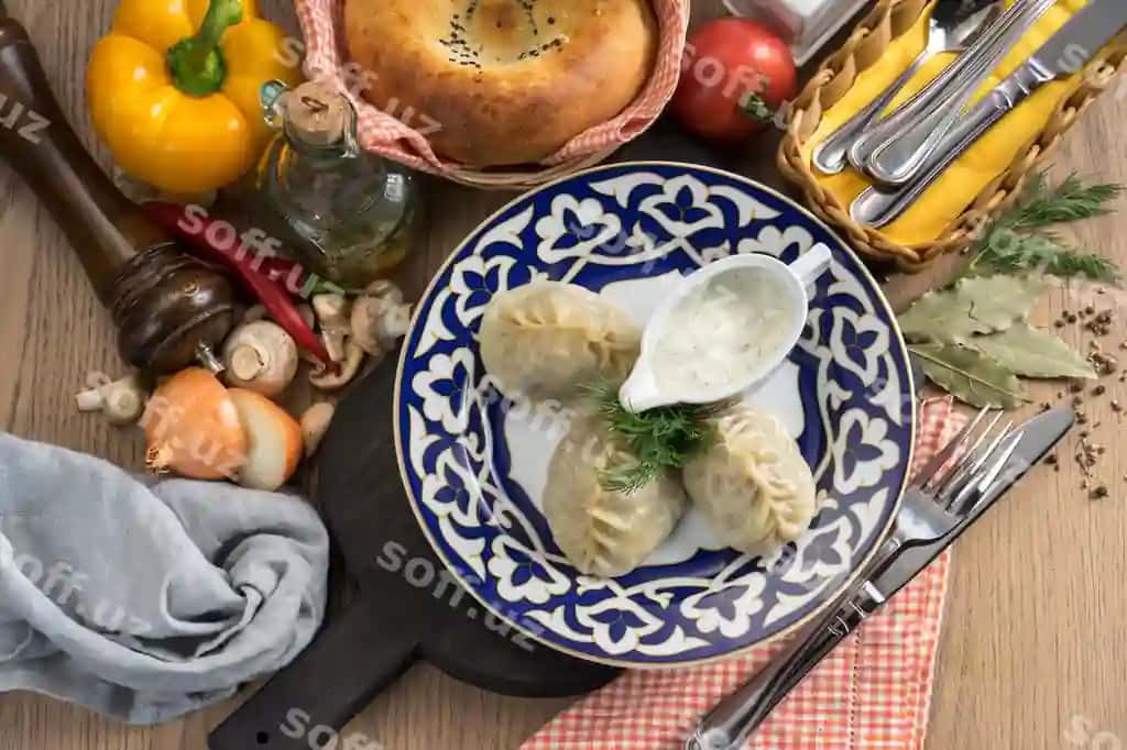 Manti qozon bilan smetana va dill, an'iy O'zbek dishi | Manti with lamb sour cream dill plate with traditional uzbek