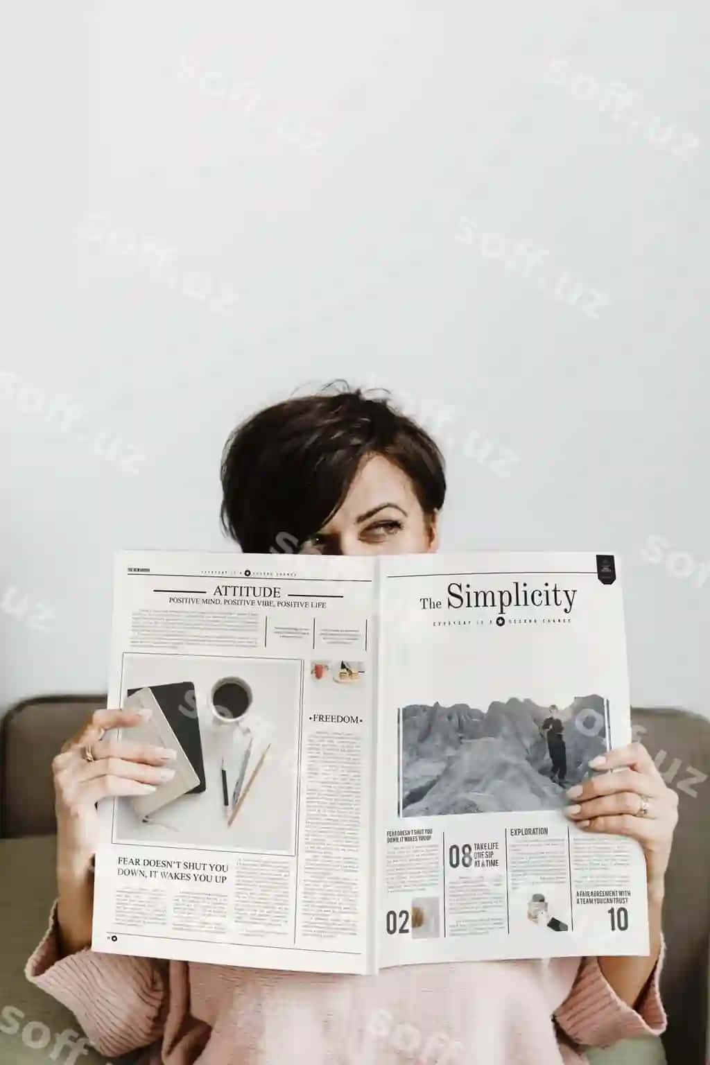 Qovonchiq ayol magazini o'rtasiga | Cheerful woman covering her face with magazine