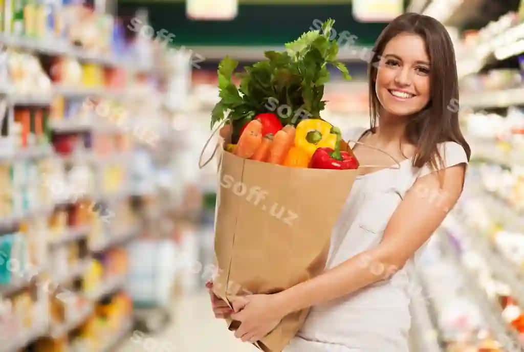 Sog' musbat baxtli ayol to'liq meva va sabzilar tutgan qog'oz savat. | Healthy positive happy woman holding paper shopping bag full fruit vegetables