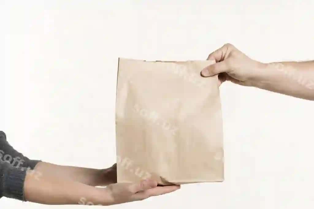 Kesilgan qo'llar quticha tutgan oq fonda | Cropped hands holding box against white background
