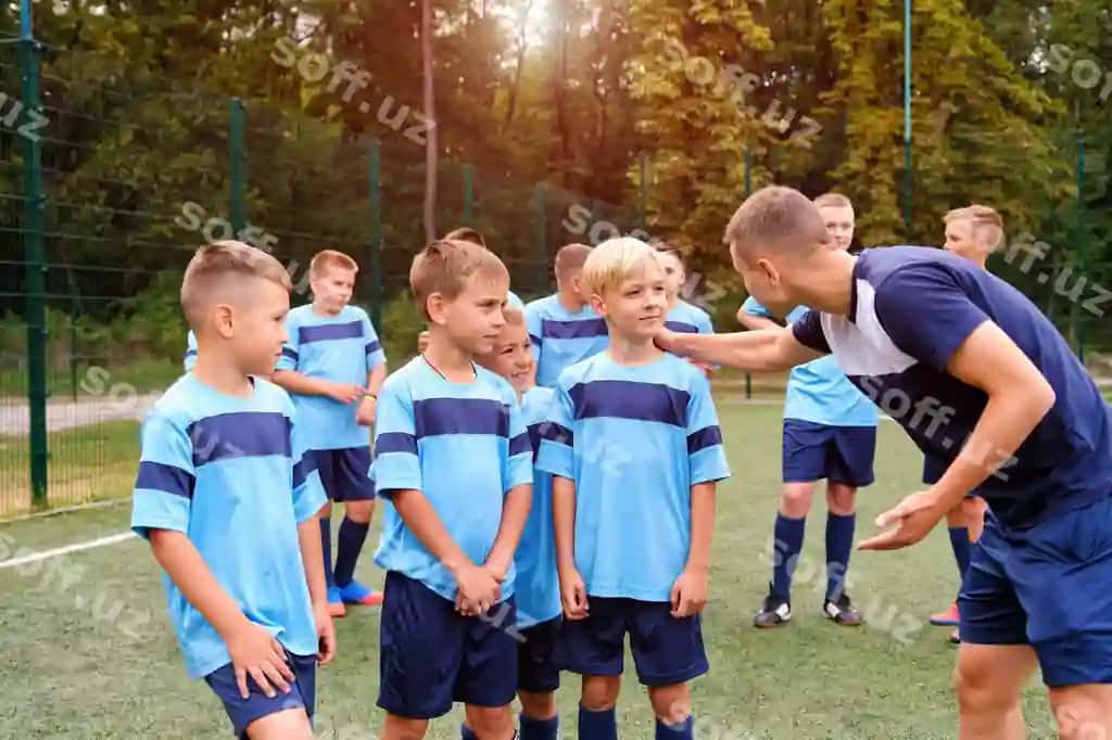 Murabbiy bolalarga futbol kelibi eshitishda musobaqadan oldin tushuntiradi. | Kids football uniform listening explain coach before match