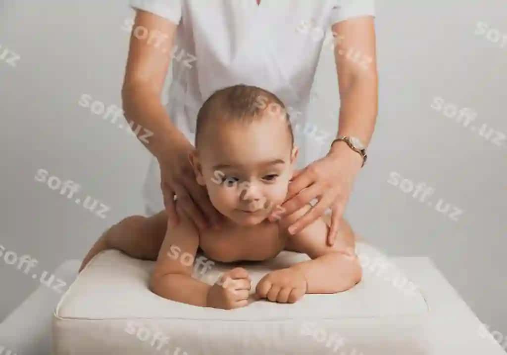 Ayol doktor bitta yoshda bolani orqa sohirish bolalar sohirish kontseptsiyasi | Female doctor doing back massage one year old baby baby massage concept