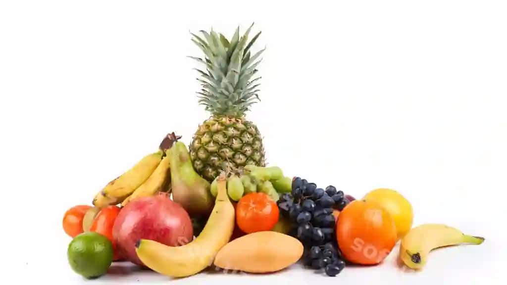 Aralashtirilgan yangi suyuq rangli eksotik tropik mevalar oq fonda | Mix fresh juicy colorful exotic tropical fruits white background