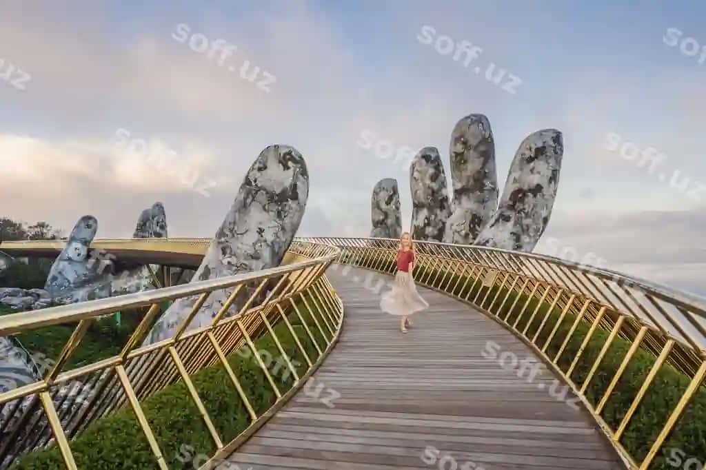 Yosh ayol turist mashhur turist joyi Oltin ko'pri tepasi Ba Na to'g'rishtalari Vietnam | Young woman tourist famous tourist attraction golden bridge top ba na hills vietnam