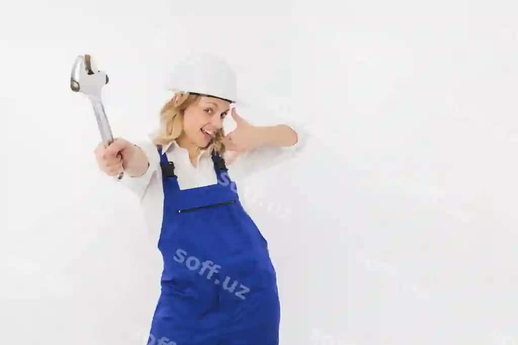 Old tomoni ayol sanitar formasi bilan gayka | Front view female plumber uniform with wrench