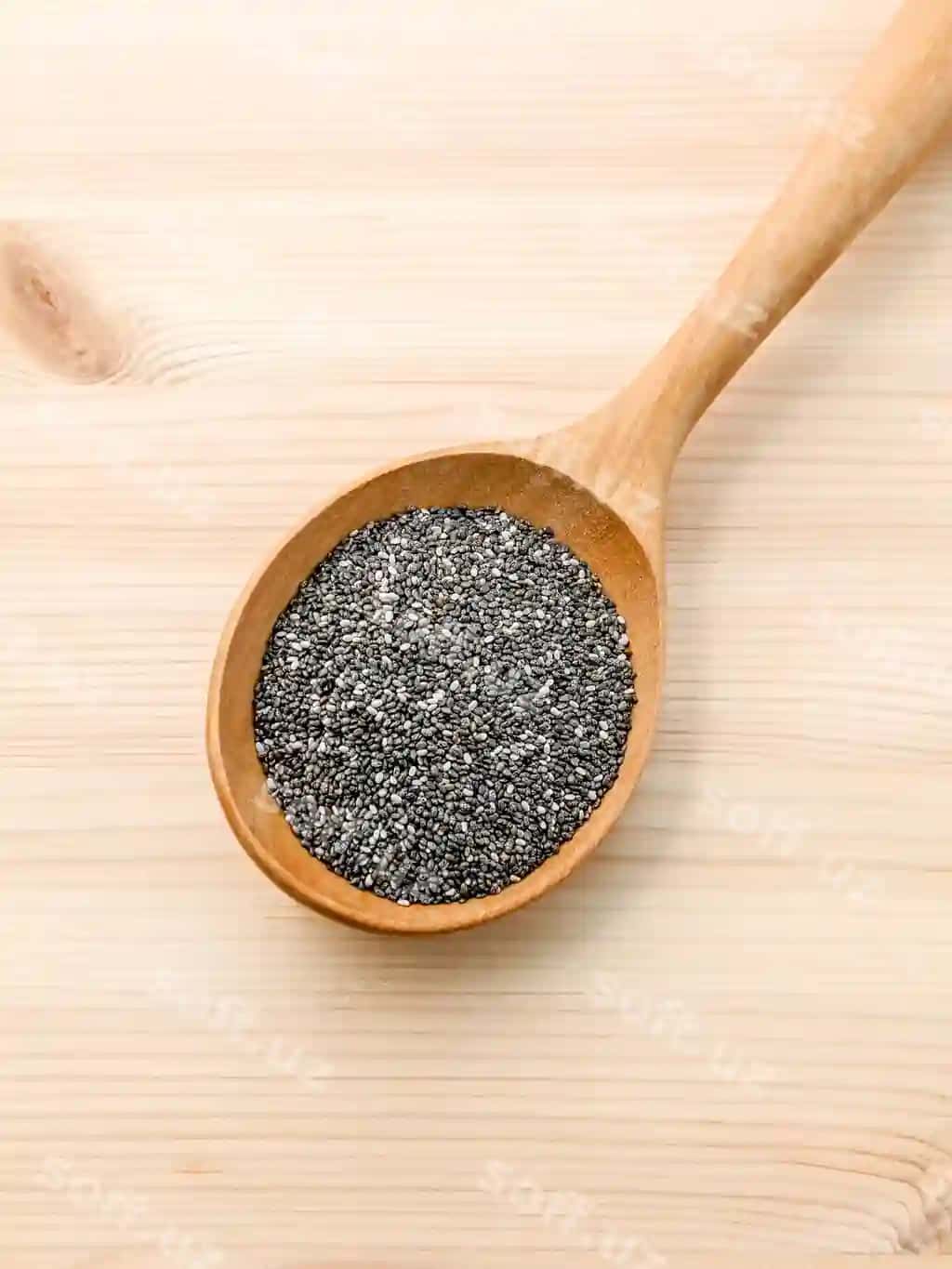 Yuqori burchdan ko'rinish spetsiyasi yog'ochli qoshiq va stol bilan | High angle view spice with wooden spoon table