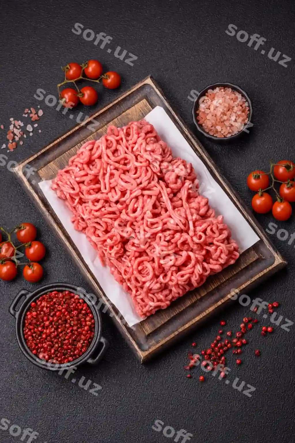 Yangi hovo guruchlangan mol gogi tuz va spetsiyalar bilan | Fresh raw ground beef with salt spices