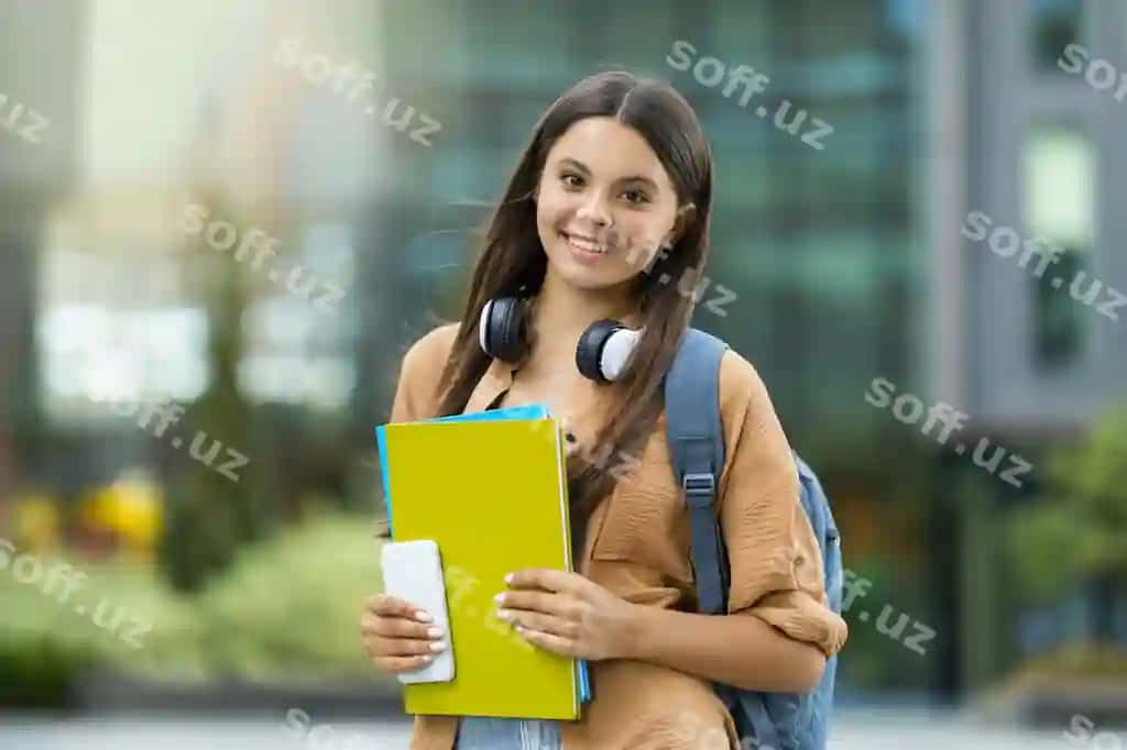 Baxtli chiroylik ayol talaba universitet kampusida rasmga tushgan, matn joylashadigan maydon | Cheerful beautiful woman student posing university campus copy space