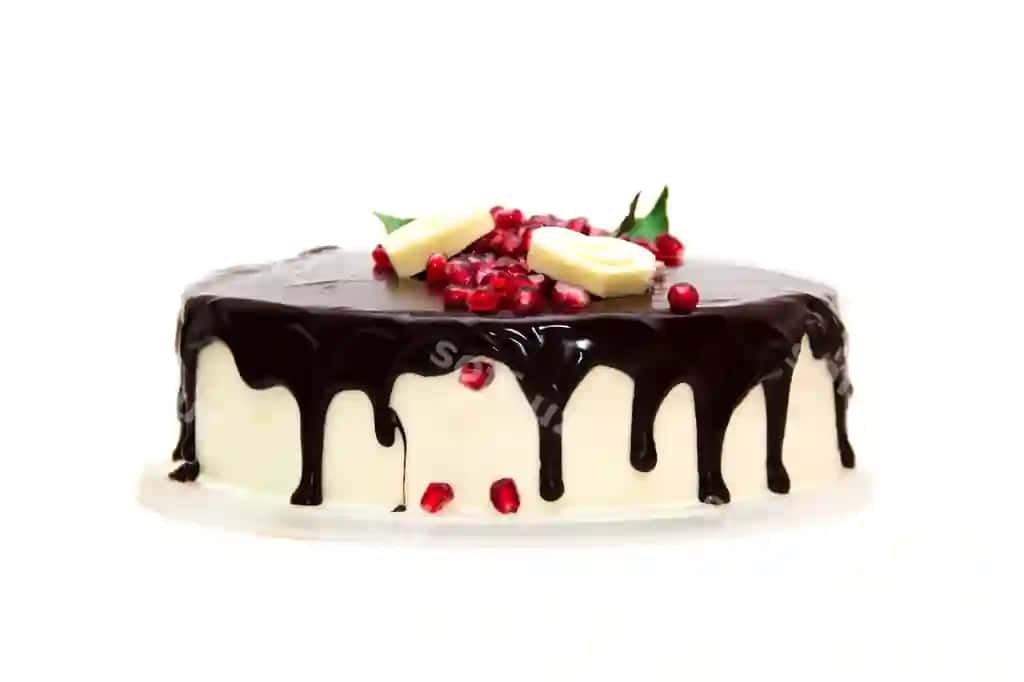 Shokolad tort likosi oq fonda | Chocolate cake plate against white background