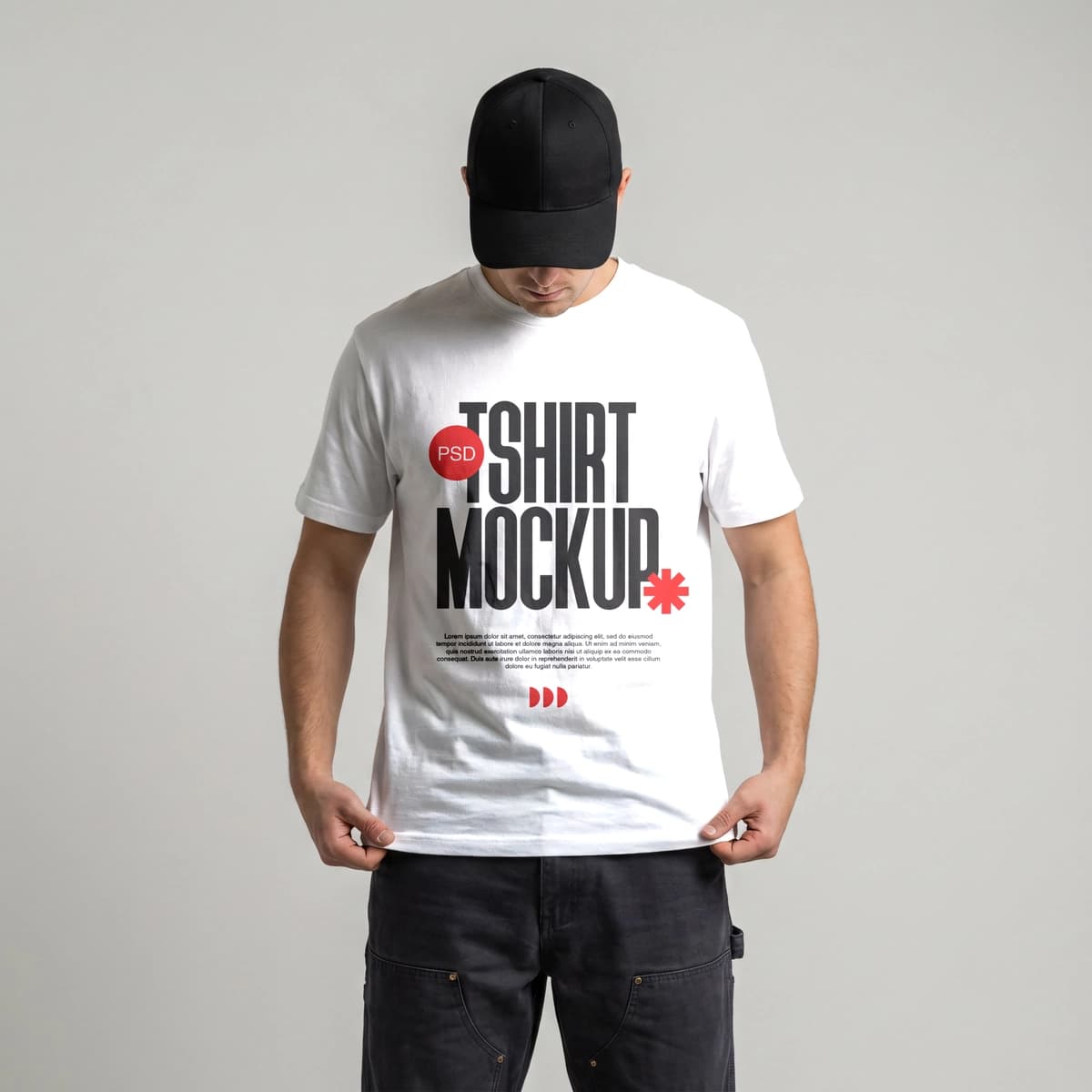 Haqiqiy oq futbolka maketi qora qalpoqli erkak modeli | Realistic white t shirt mockup male model with black cap