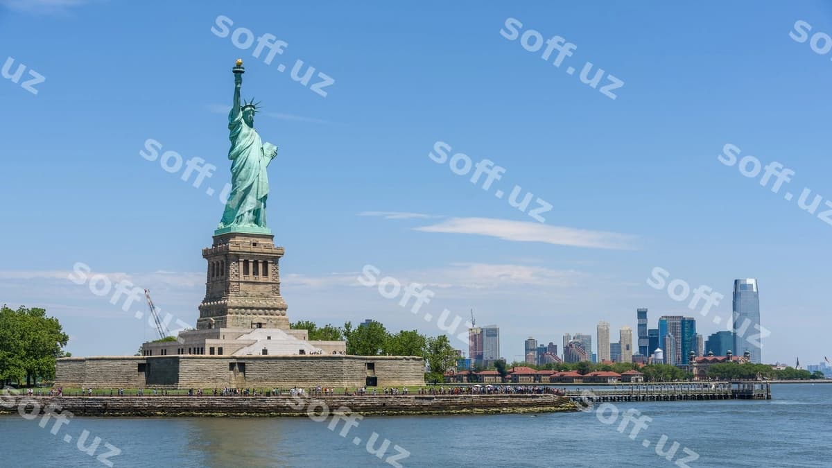 Erkinlik heykali shahar orqa fonda | Statue liberty with city background