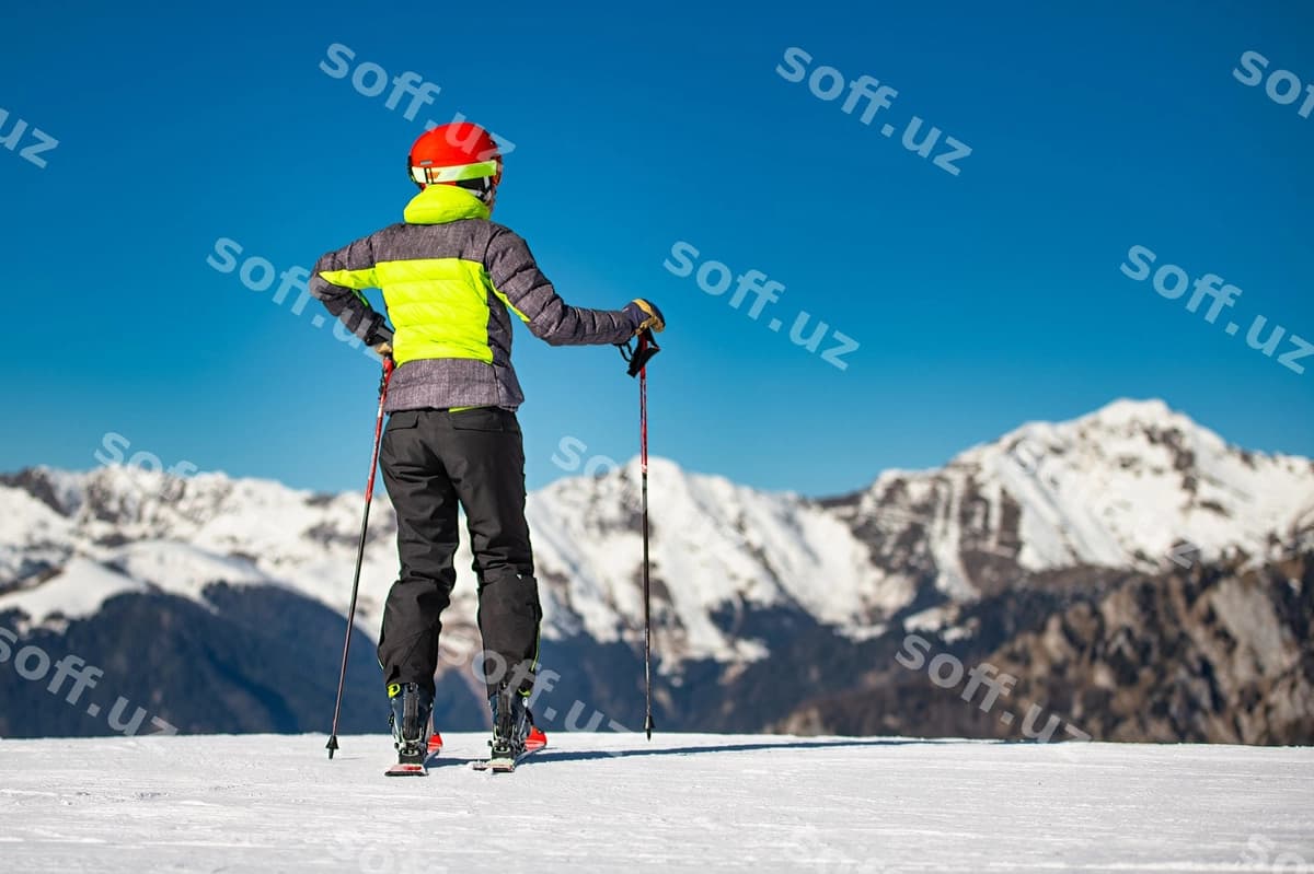 Yosh ayol ski to'pka da mashq qilayotgan | Young woman practicing ski mountain