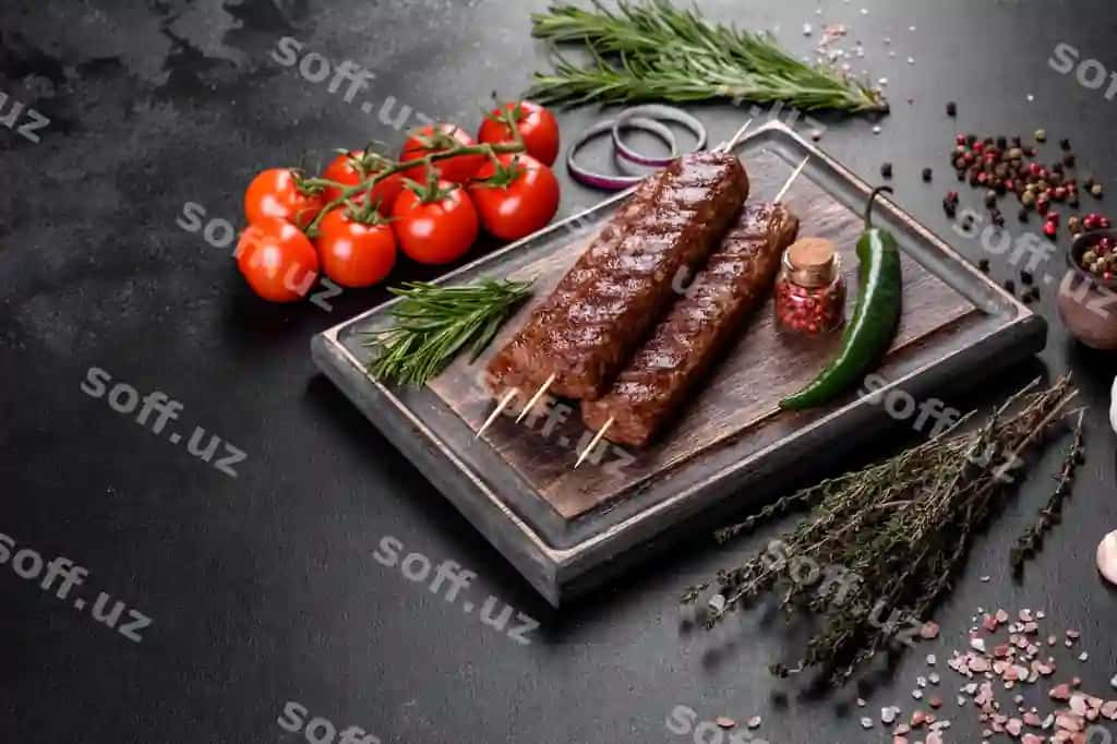 Ziravorlar bilan panjara qilingan yangi mazali kabob o'tlar panjara go'shtli taom | Fresh tasty kebab grilled with spices herbs grilled meat dish