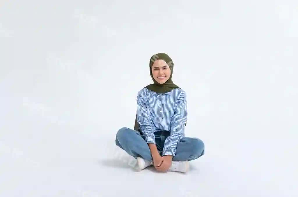Portret yosh go'zal ayol hijab bilan oq orqa fon x9 | Portrait young beautiful woman with hijab white backgroundx9