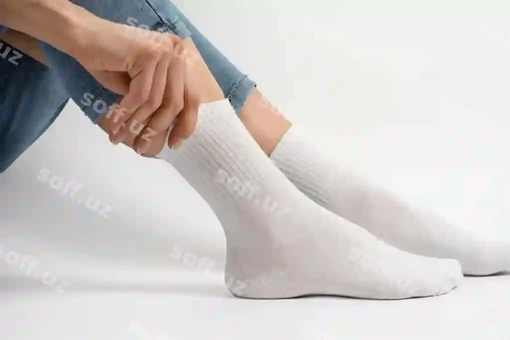 Yon ko'rinish modeli chaqlaklar bilan mockup | Side view model posing with socks mockup